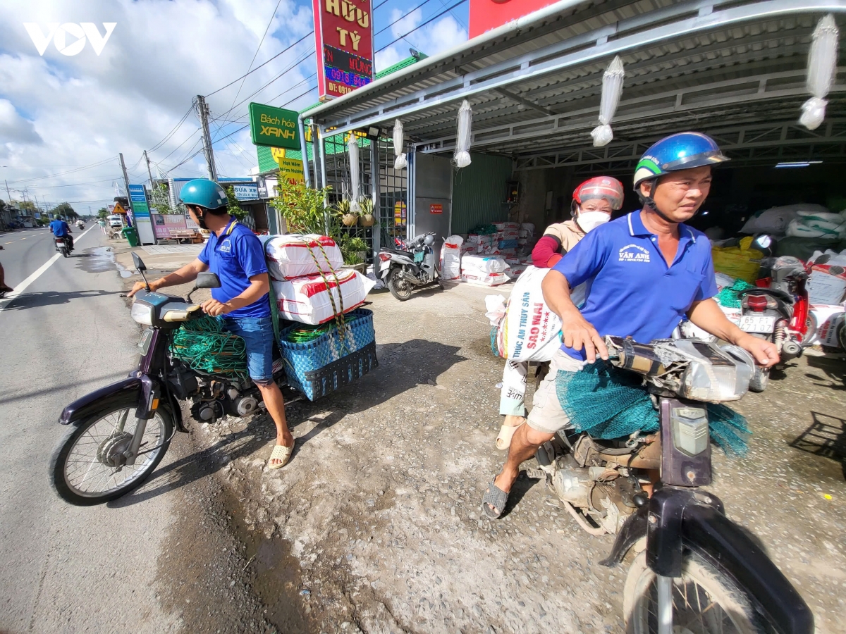 lang dan luoi thom rom nhon nhip khi mua nuoc noi ve hinh anh 10