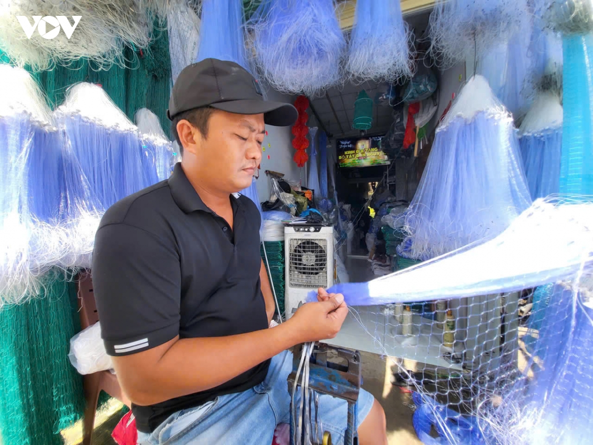 lang dan luoi thom rom nhon nhip khi mua nuoc noi ve hinh anh 2