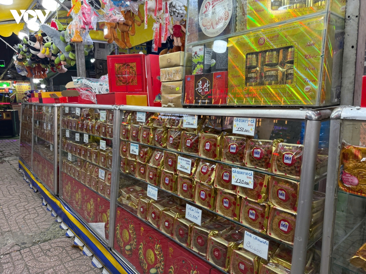 Thị trường bánh Trung thu TP.HCM dần sôi động, các chủ kinh doanh "tung chiêu"