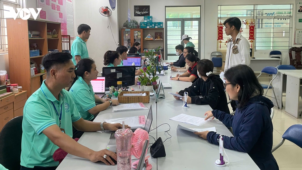 doanh nghiep tp.hcm buoc vao cuoc dua tim cong nhan cho don hang cuoi nam hinh anh 3