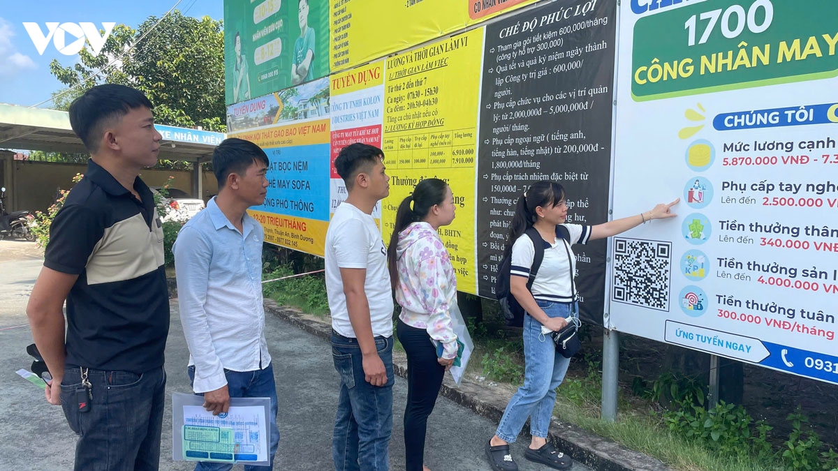 doanh nghiep tp.hcm buoc vao cuoc dua tim cong nhan cho don hang cuoi nam hinh anh 2