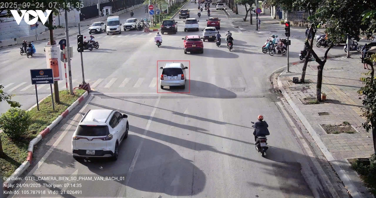 moi lap 2 camera ai, ha noi phat hien hon 1.700 loi giao thong trong 12 tieng hinh anh 2