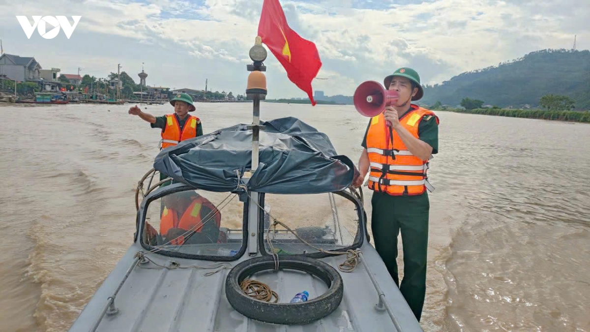 thu tuong yeu cau khan truong khac phuc hau qua bao so 10 va mua lu hinh anh 1