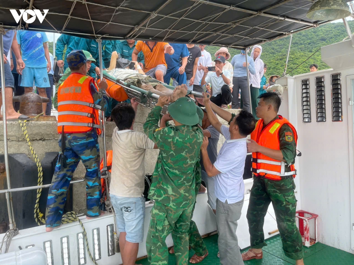 Da nang kip thoi dua 3 benh nhan nang tren dao cu lao cham vao dat lien cap cuu hinh anh 1