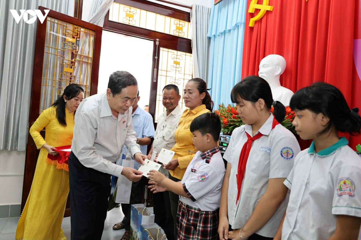 chu tich quoc hoi tran thanh man dang huong tuong nho chu tich ton Duc thang hinh anh 7
