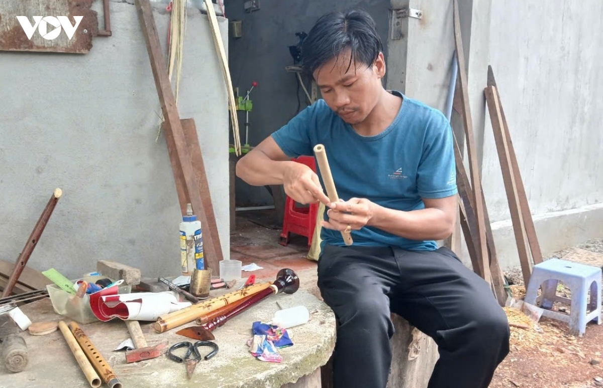 Nghệ nhân trẻ đam mê chế tác nhạc cụ Khmer