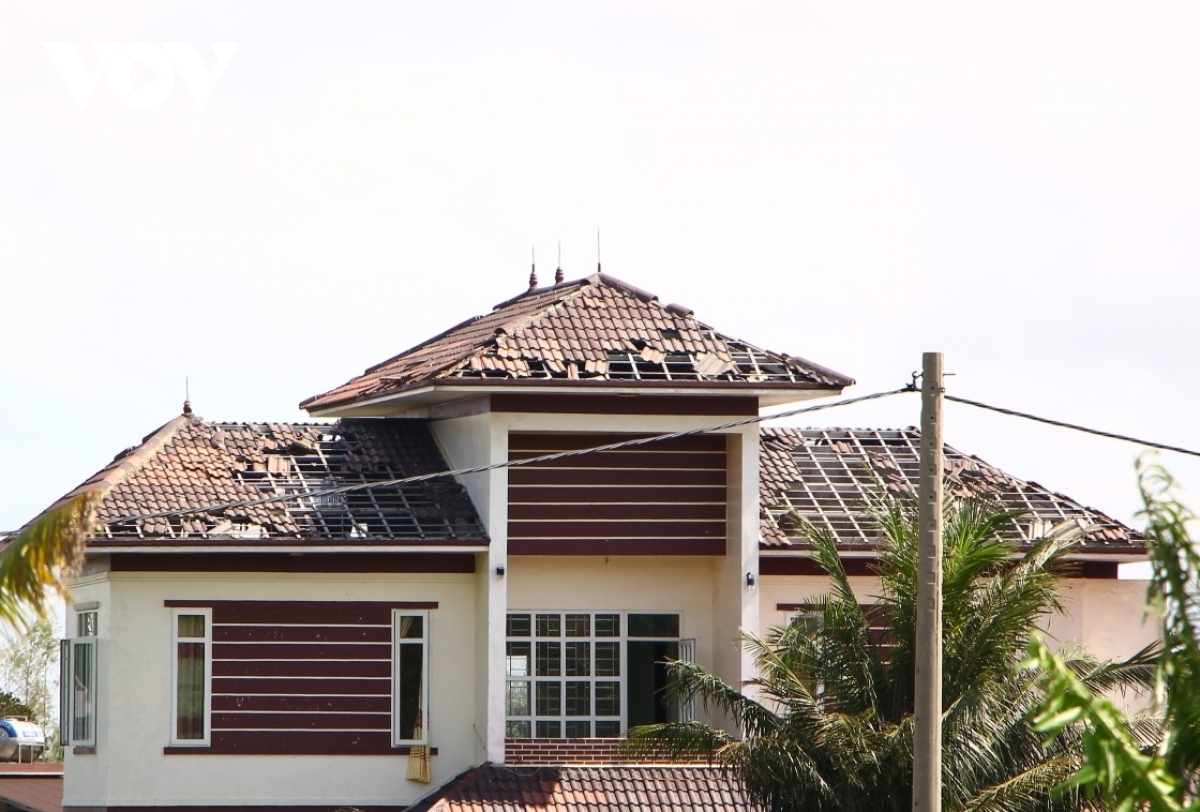 Bão số 10 làm mất điện diện rộng, người dân ra suối tắm giặt, gánh nước về dùng