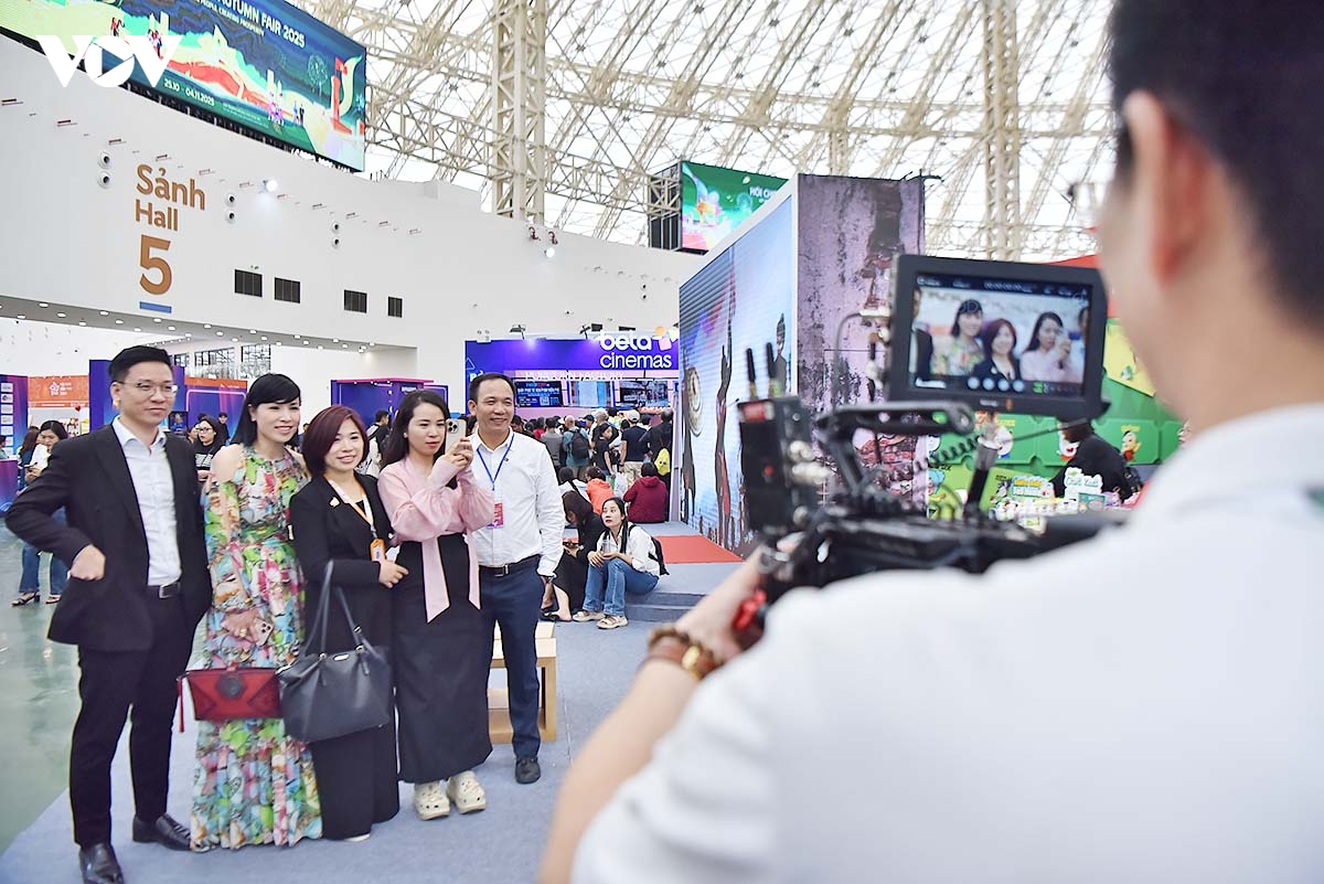 buc tranh van hoa da sac tu truyen thong toi hien dai tai hoi cho mua thu 2025 hinh anh 6