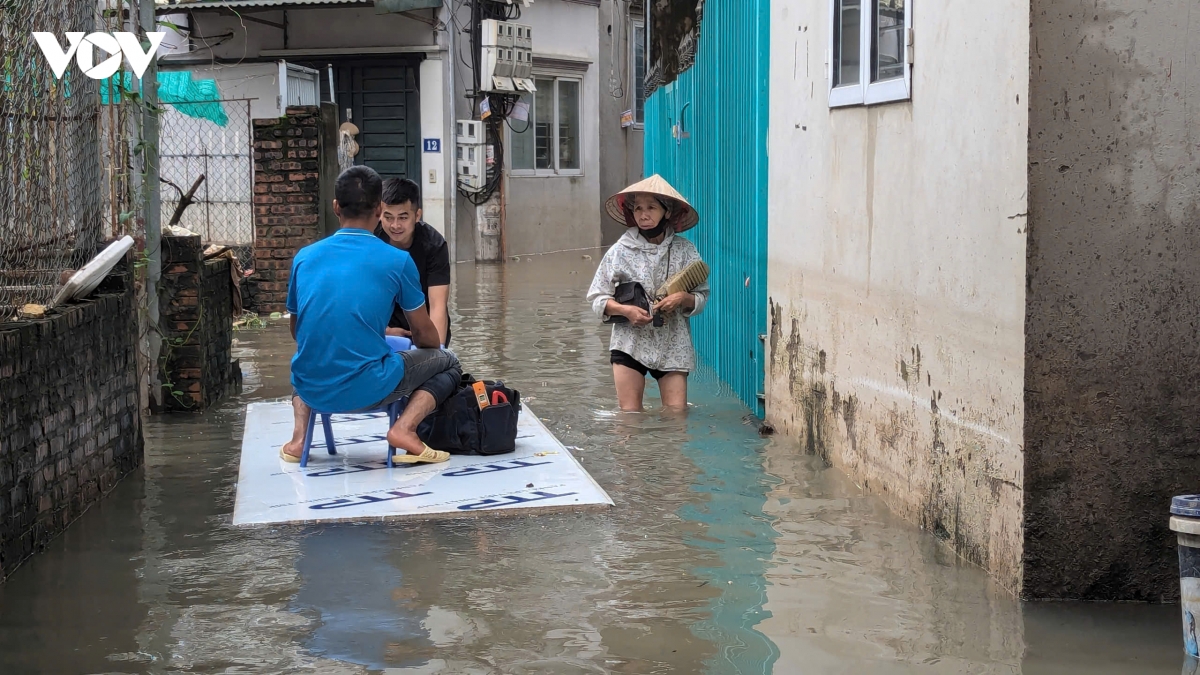 nguoi dan mieu nha bi bom loi nuoc ke don cho cao hon cho vat nuoi hinh anh 14
