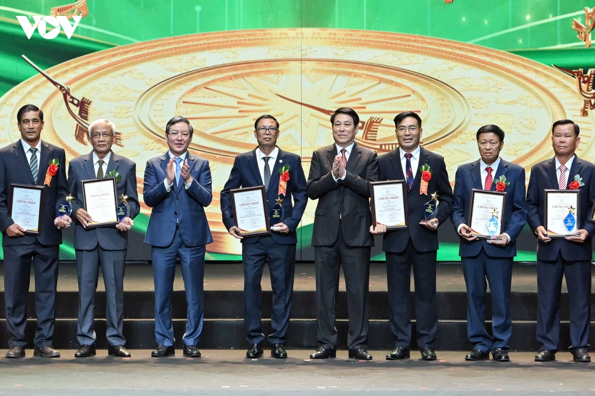 chu tich nuoc luong cuong du chuong trinh tu hao nong dan viet nam nam 2025 hinh anh 2