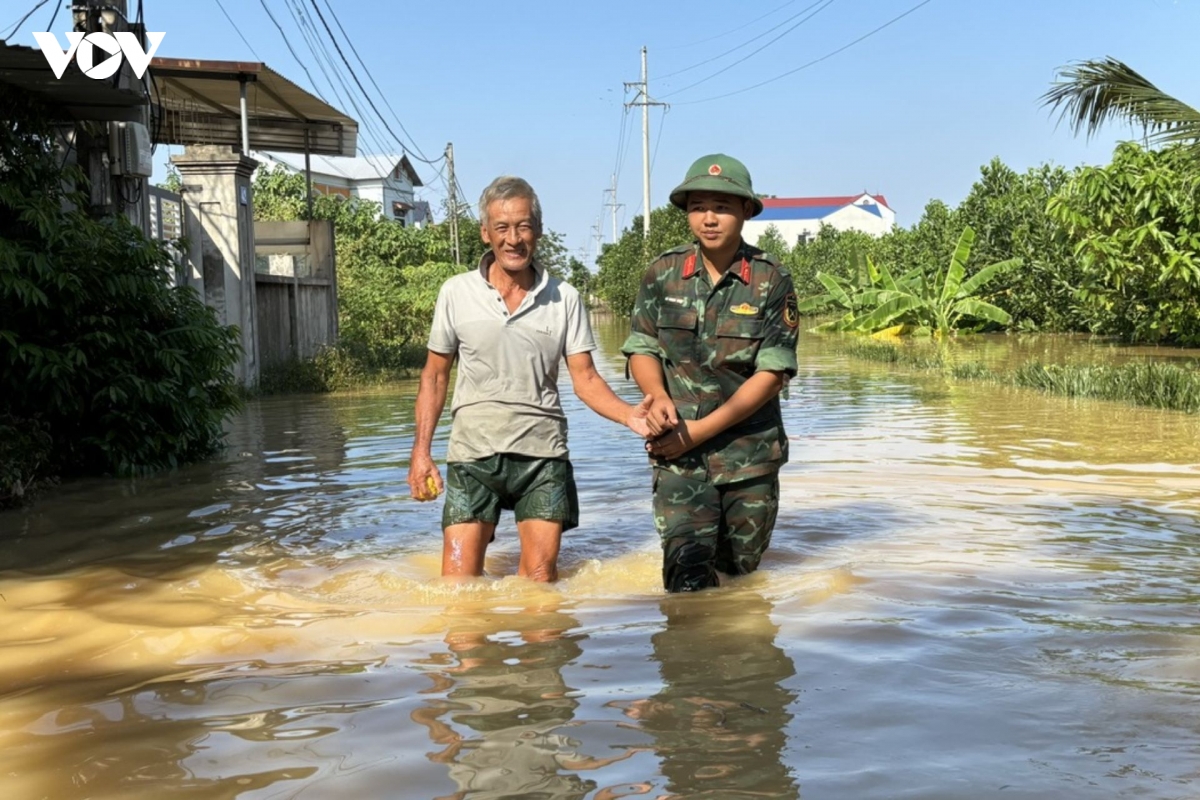 bo doi dam minh go cua tung nha mang nhu yeu pham toi ba con vung lu trung gia hinh anh 10