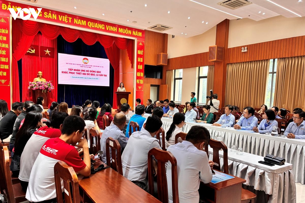 mttq tp.hcm tiep nhan hon 13.000 luot ung ho dong bao bi thiet hai do bao, lu hinh anh 1