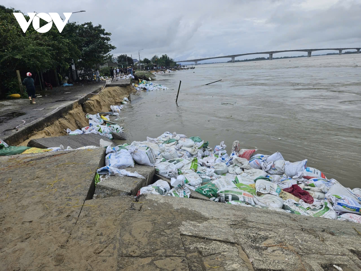 Đà Nẵng: Sạt lở dữ dội phía Nam cầu Cửa Đại
