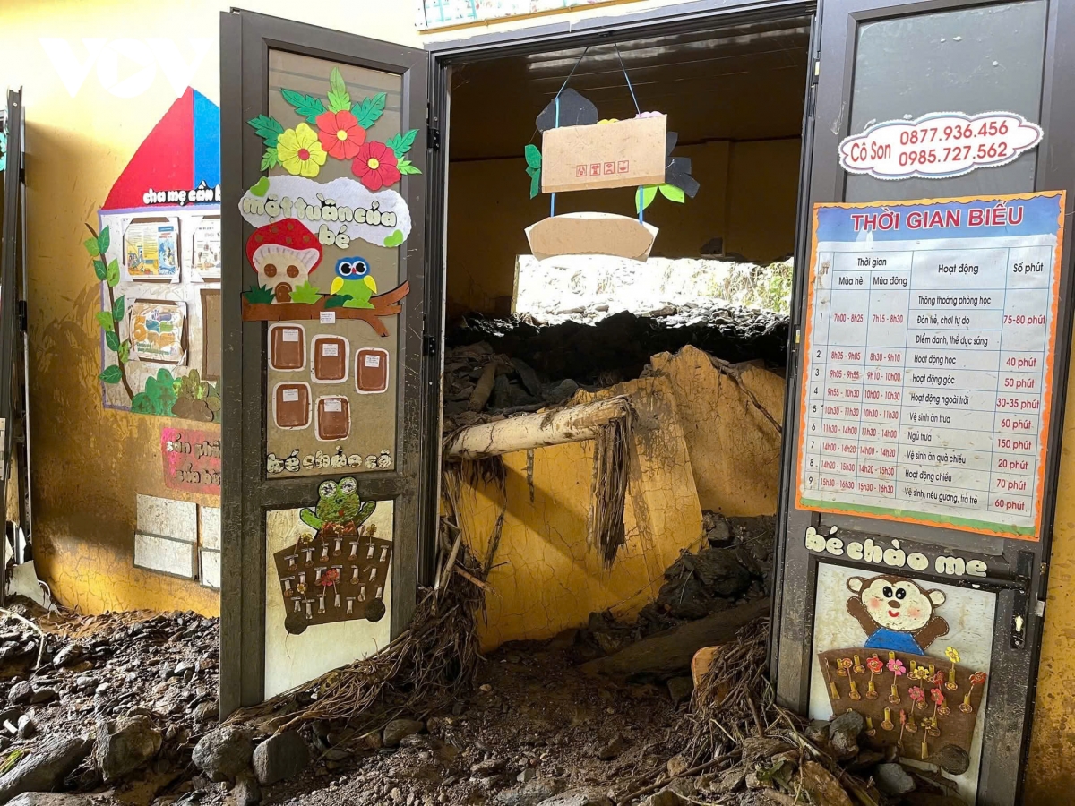 lao cai thon khe long 2 tan hoang sau nhieu ngay bi co lap do mua lu hinh anh 2