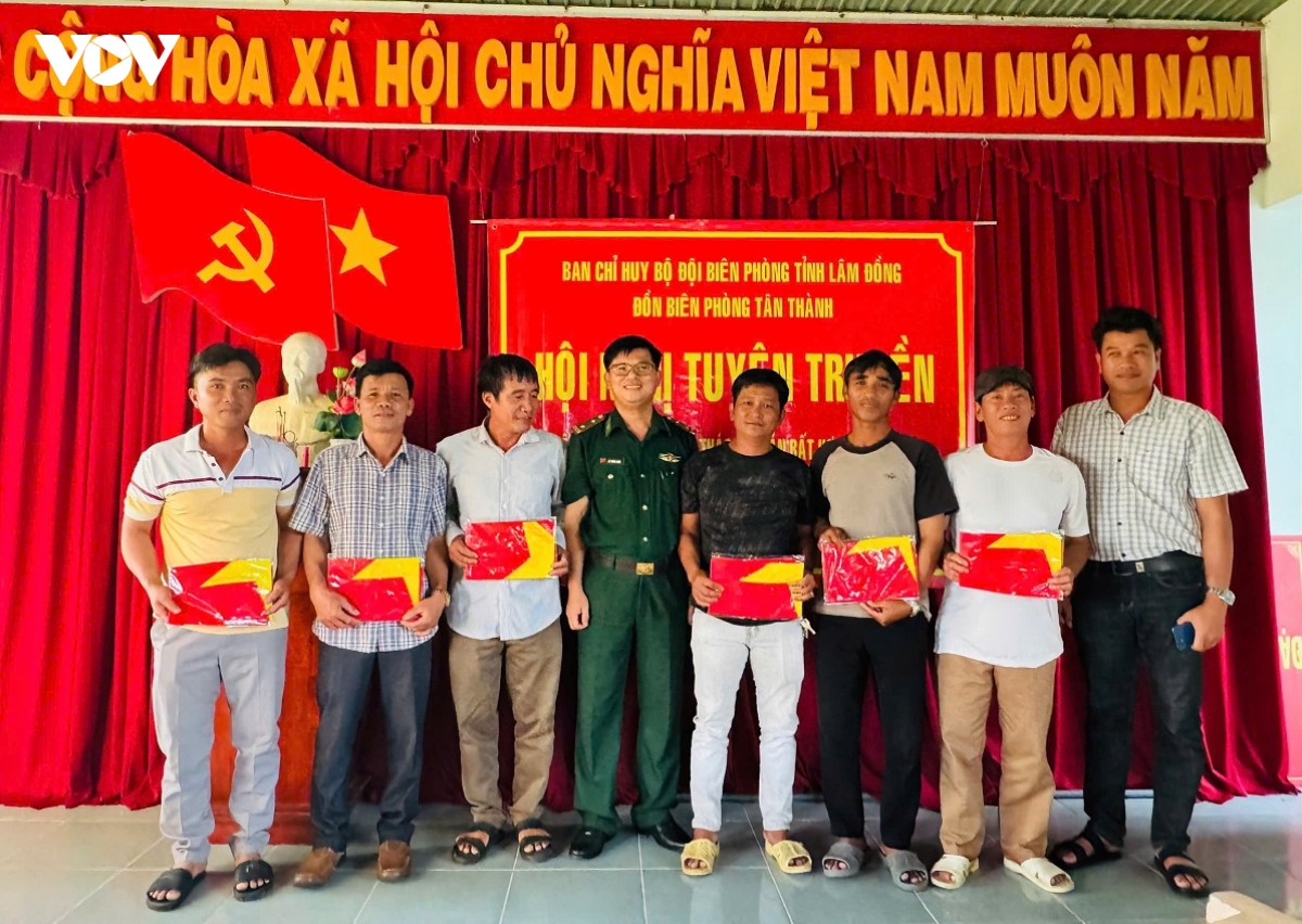 trao tang co to quoc cho ngu dan vung bien lam Dong hinh anh 2