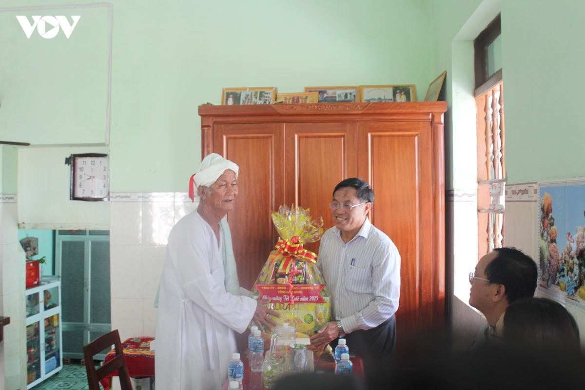 lanh dao tinh lam Dong tham, chuc mung dong bao cham dip le hoi kate hinh anh 2