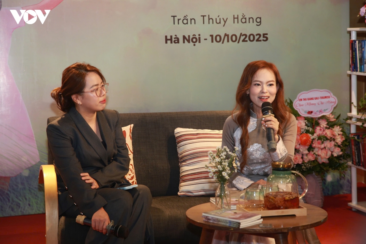  De con om me nhe cuon sach khien nhung nguoi con muon om me that chat hinh anh 2