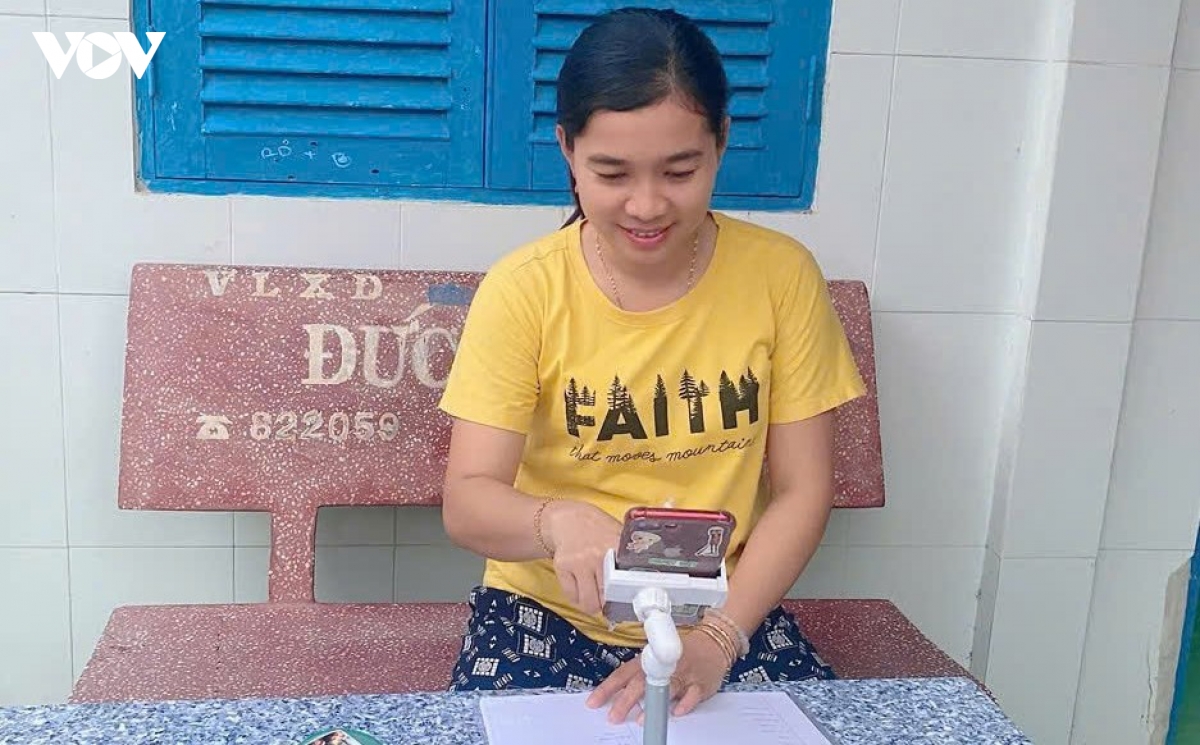 nu duoc si ung dung nen tang so lan toa ngon ngu khmer hinh anh 2