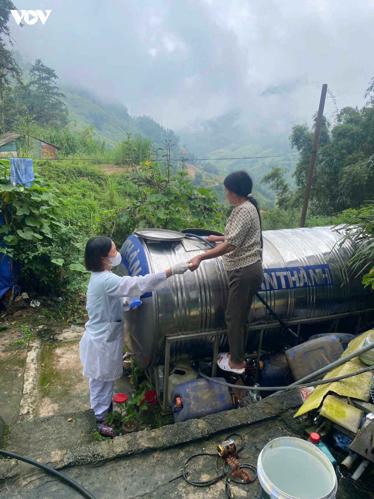 lao cai khan truong ve sinh moi truong, phong chong dich benh sau mua lu hinh anh 5