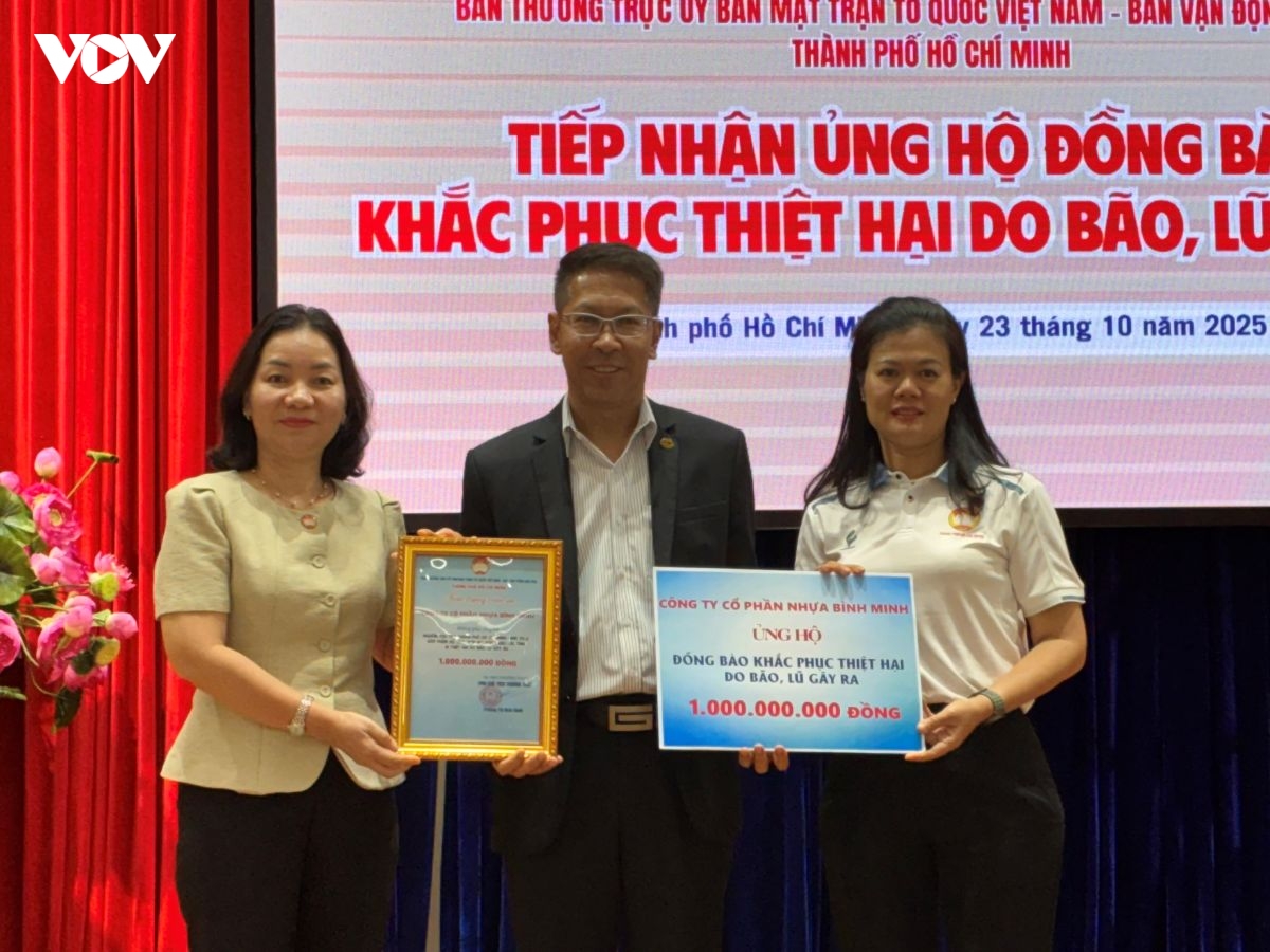 mttq tp.hcm tiep nhan hon 13.000 luot ung ho dong bao bi thiet hai do bao, lu hinh anh 2