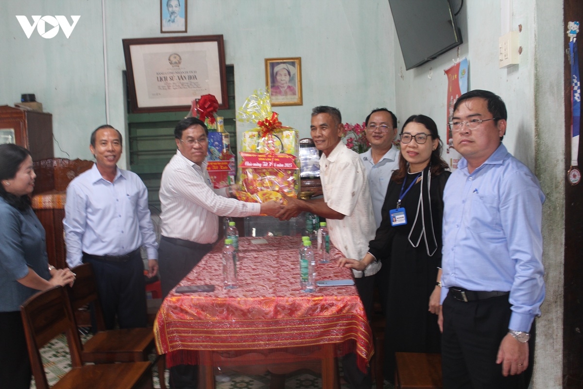 lanh dao tinh lam Dong tham, chuc mung dong bao cham dip le hoi kate hinh anh 3