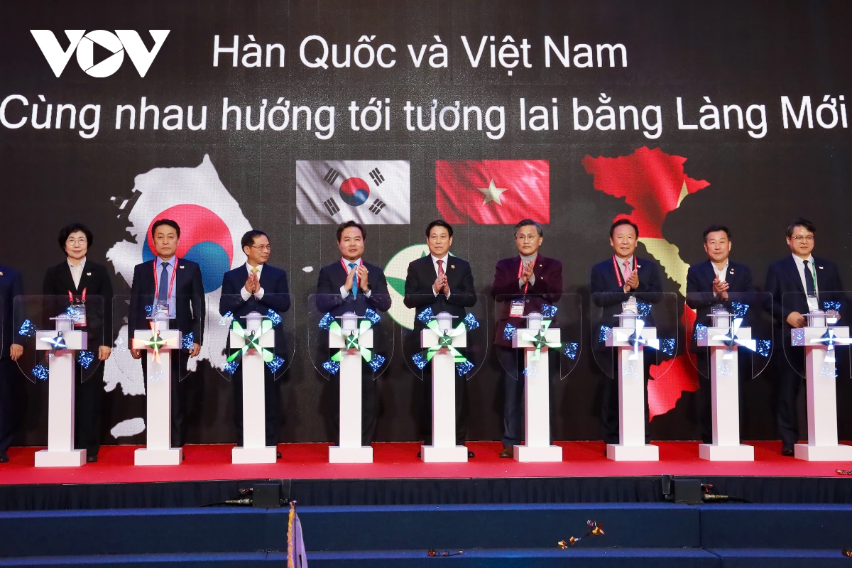 Chủ tịch nước cùng lãnh đạo tỉnh Gyeongsanbuk cùng tham gia nhấn nút khởi động biểu tượng Hợp tác hữu nghị hướng tới tương lai.