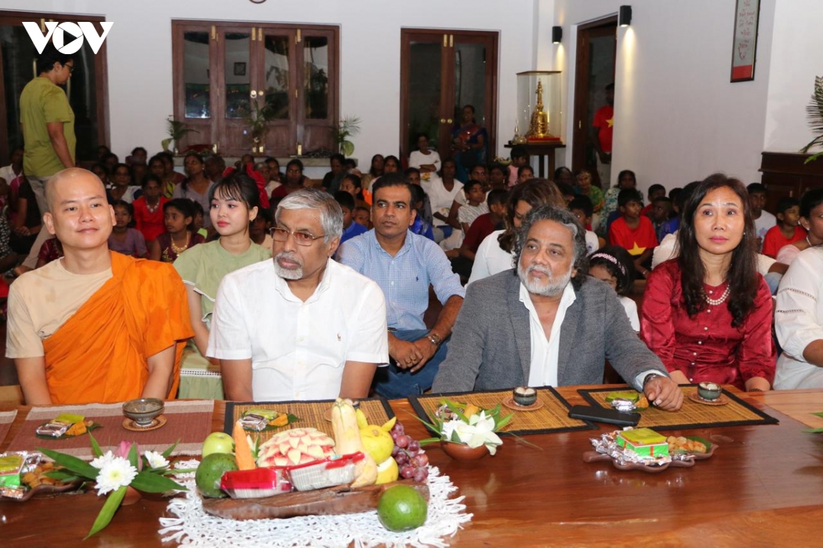 ron rang sac mau tet trung thu viet tai sri lanka hinh anh 1