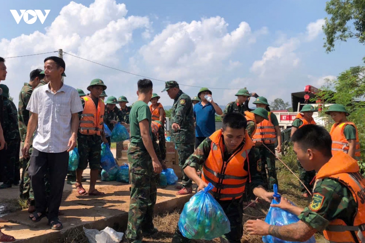 bo doi dam minh go cua tung nha mang nhu yeu pham toi ba con vung lu trung gia hinh anh 14