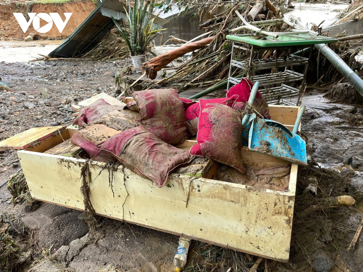 lao cai thon khe long 2 tan hoang sau nhieu ngay bi co lap do mua lu hinh anh 3