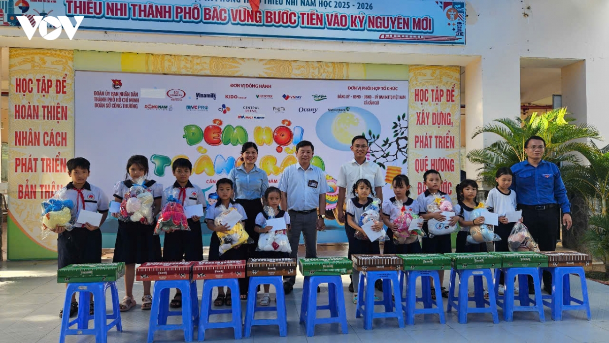 mang niem vui trung thu den 1.300 thieu nhi can gio hinh anh 3