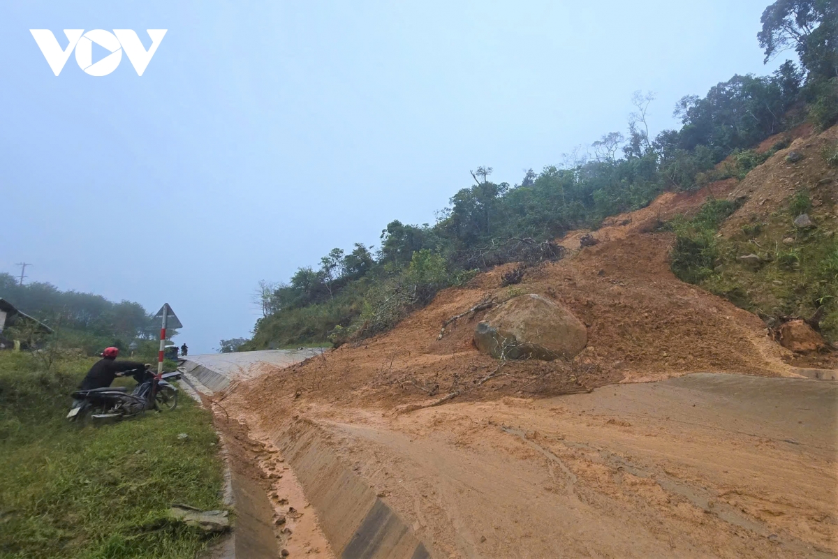 Đà Nẵng: Sạt lở chia cắt đường lên cửa khẩu Tây Giang – Kà Lừm