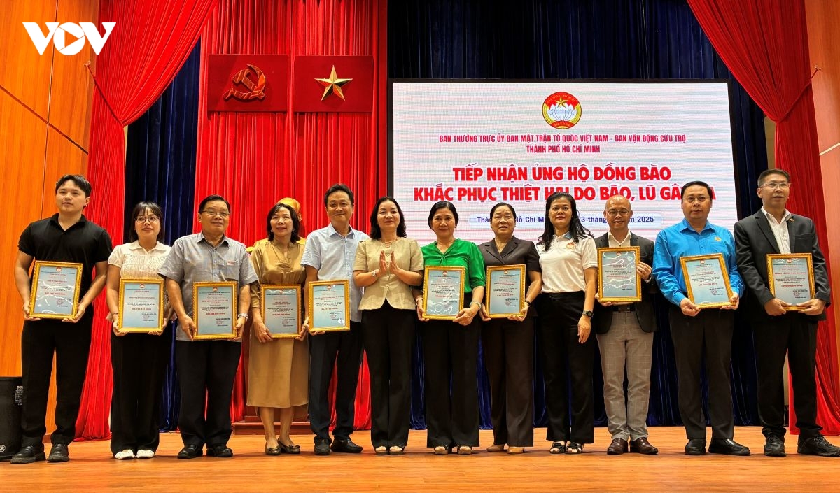 mttq tp.hcm tiep nhan hon 13.000 luot ung ho dong bao bi thiet hai do bao, lu hinh anh 3