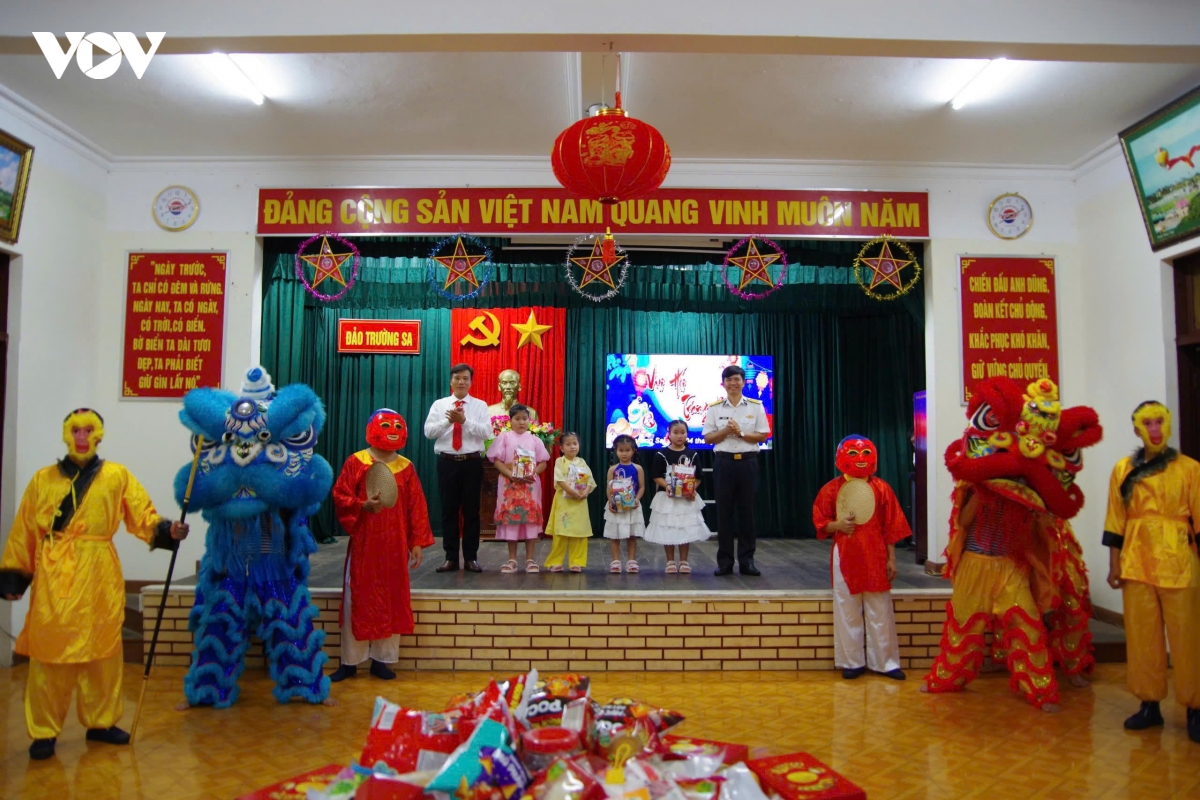 trung thu am ap o Dac khu truong sa hinh anh 4