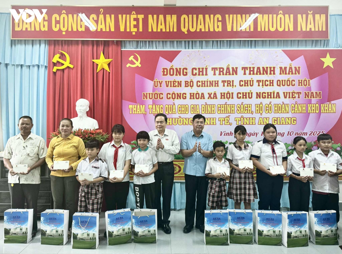 chu tich quoc hoi tran thanh man dang huong tuong nho chu tich ton Duc thang hinh anh 6
