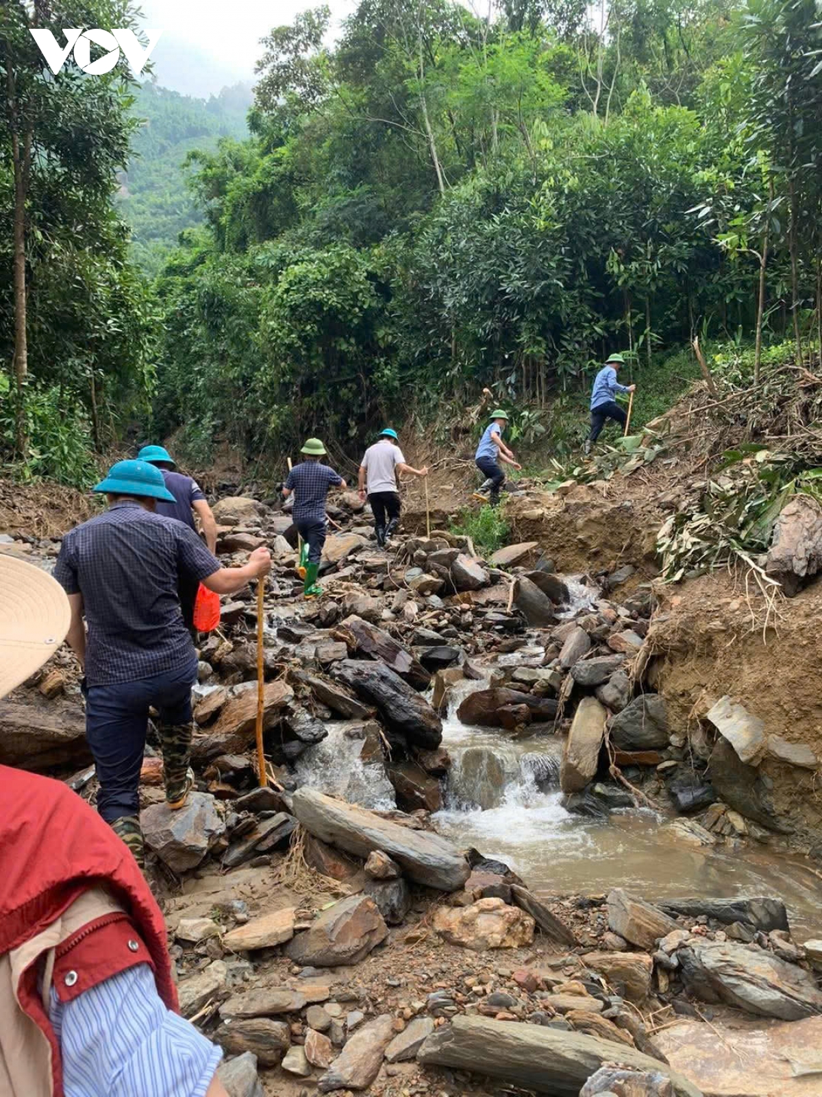 lao cai thon khe long 2 tan hoang sau nhieu ngay bi co lap do mua lu hinh anh 4