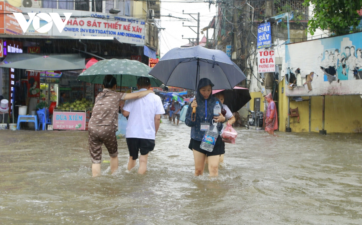 Bệnh nhân ung thư bì bõm lội nước sâu gần 1m để vào viện khám bệnh