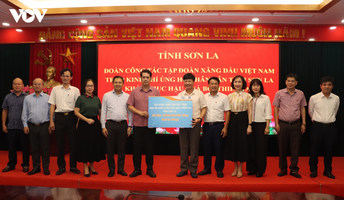 son la tiep nhan kinh phi ung ho khac phuc hau qua thien tai hinh anh 1
