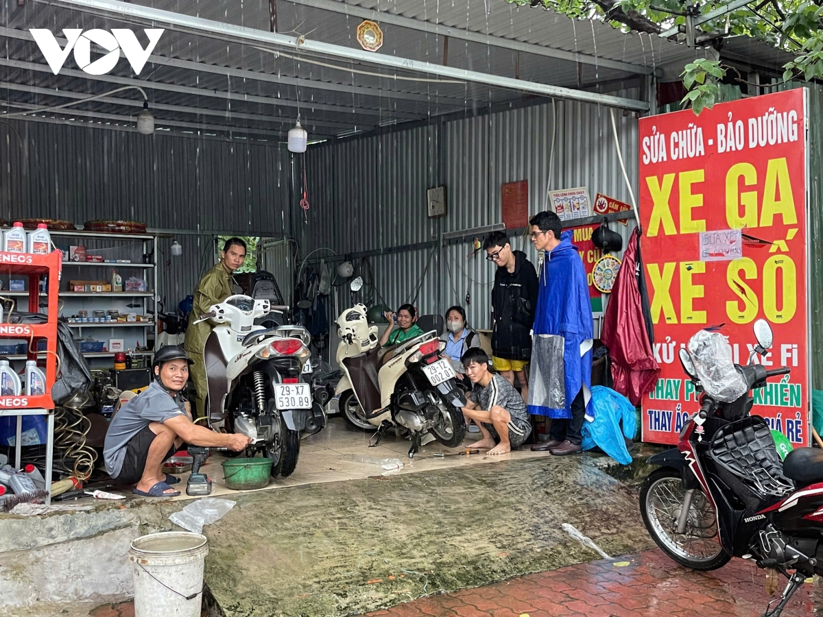 Hà Nội mưa ngớt, nhiều đường vẫn ngập sâu tới 1m, ô tô và xe máy chết máy la liệt