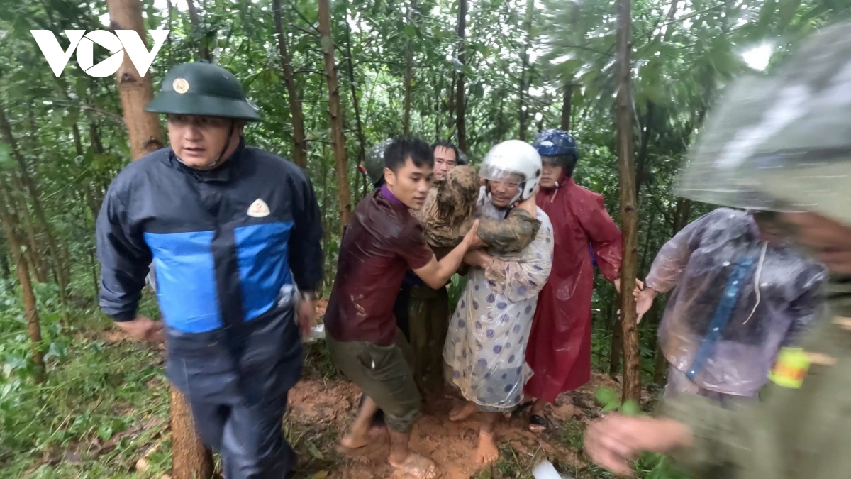 Kịp thời cứu nạn lái xe múc bị vùi lấp khi đang khắc phục sạt lở