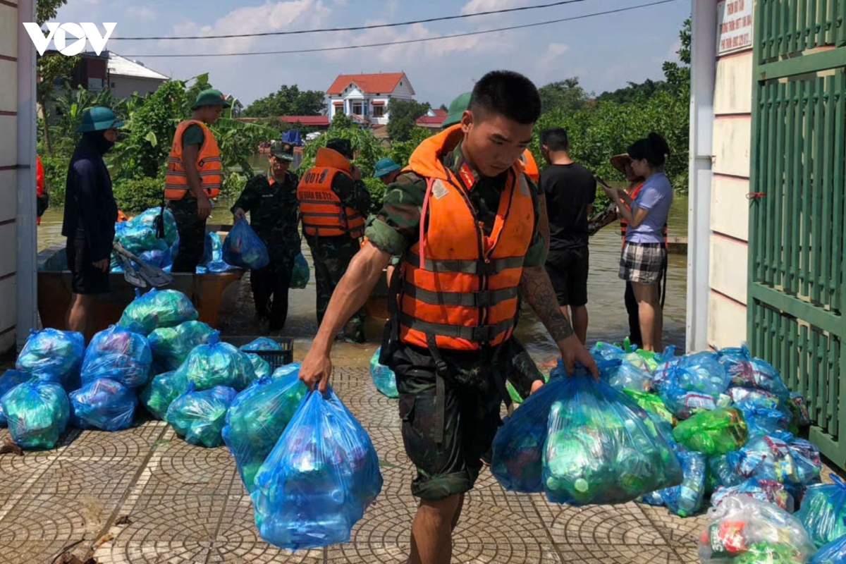 bo doi dam minh go cua tung nha mang nhu yeu pham toi ba con vung lu trung gia hinh anh 3