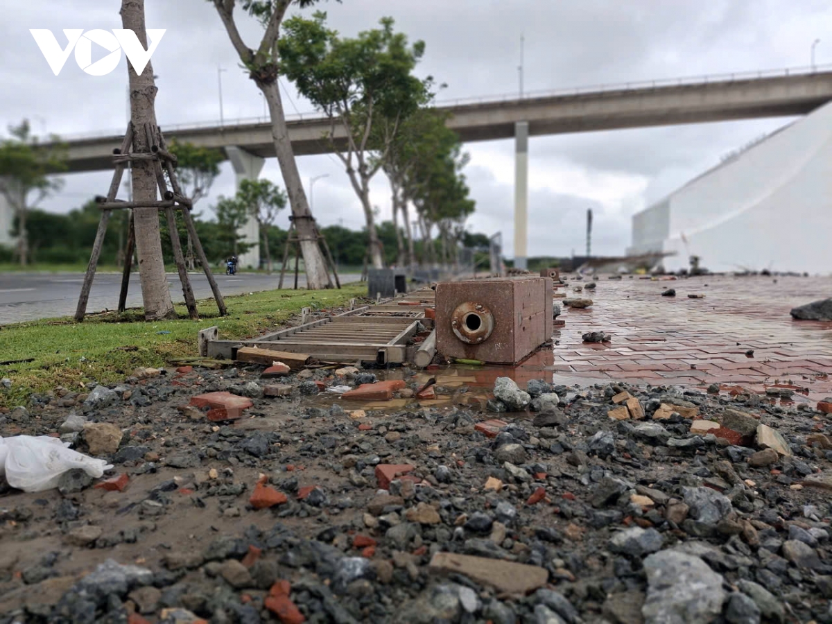 Triều cường dâng cao, sóng phá hỏng vỉa hè, ngập đường ở Đà Nẵng