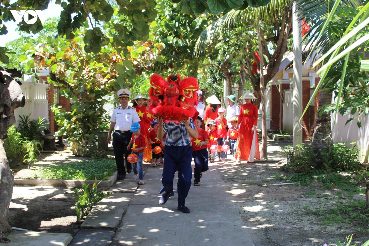 trung thu am ap o Dac khu truong sa hinh anh 2