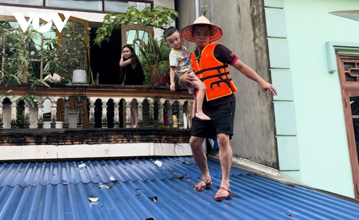 Vượt dòng nước xiết cứu trợ người dân bị kẹt trong lũ lụt lịch sử ở Thái Nguyên