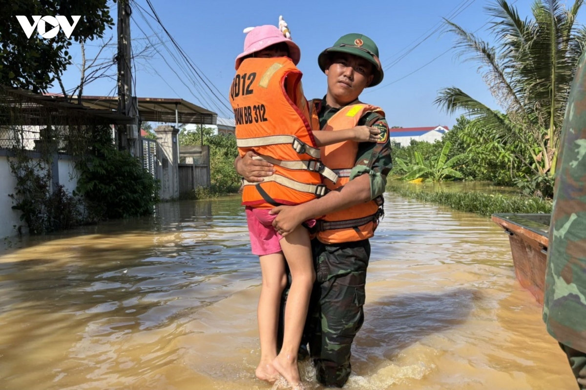 bo doi dam minh go cua tung nha mang nhu yeu pham toi ba con vung lu trung gia hinh anh 9