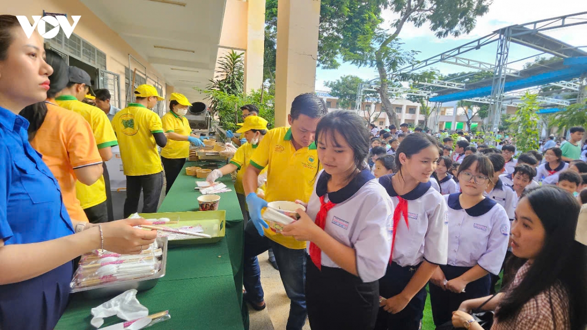 mang niem vui trung thu den 1.300 thieu nhi can gio hinh anh 7