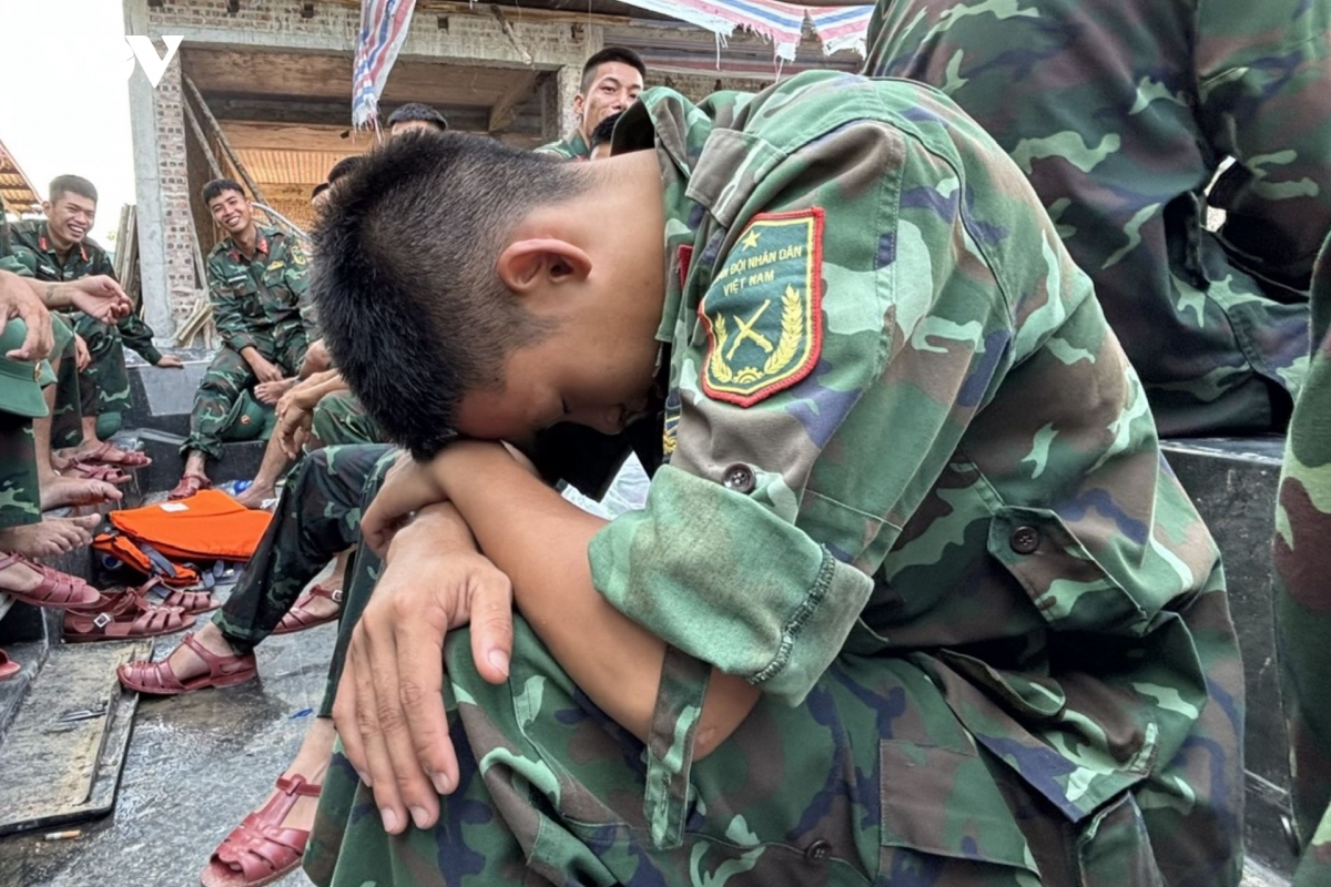 bo doi dam minh go cua tung nha mang nhu yeu pham toi ba con vung lu trung gia hinh anh 13