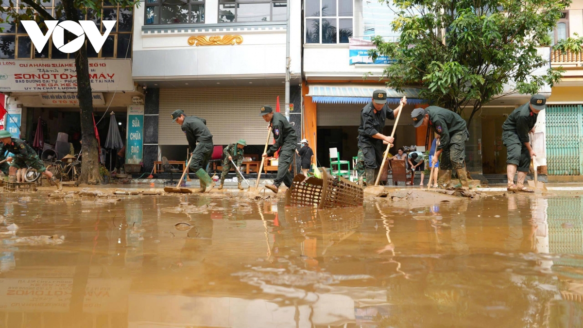 Bộ Chính trị chỉ đạo tập trung lực lượng khắc phục hậu quả do bão số 10 gây ra