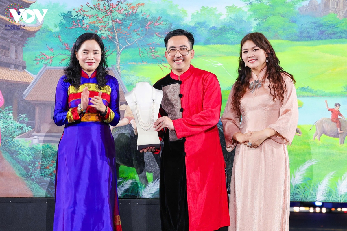 Dem thoi trang buoc chan di san Dau gia, ung ho dong bao vung lu 2,5 ty dong hinh anh 24