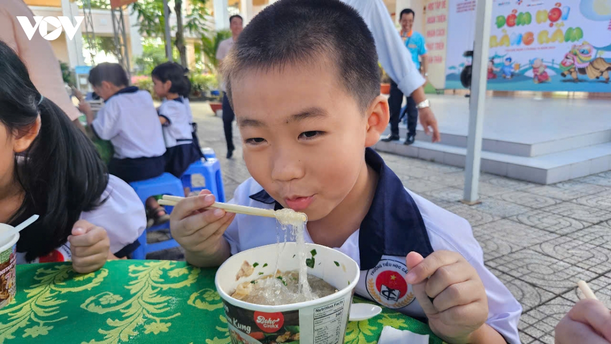 mang niem vui trung thu den 1.300 thieu nhi can gio hinh anh 9