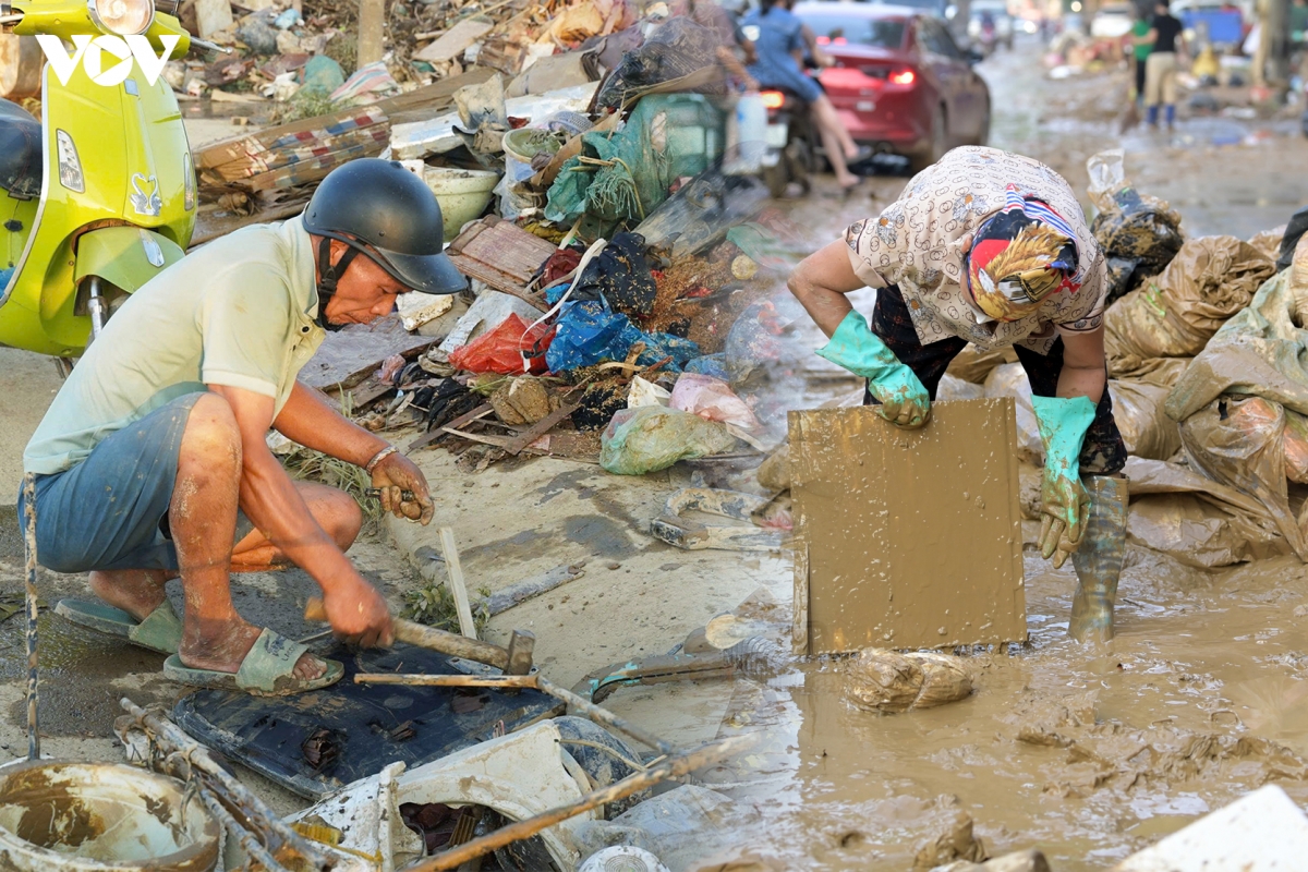 Bới bùn tìm lại tài sản, người dân Thái Nguyên gượng dậy sau lũ dữ
